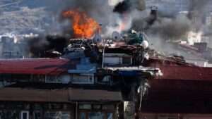 Çankaya'da 7 katlı bir apartmanın çatısında yangın çıktı